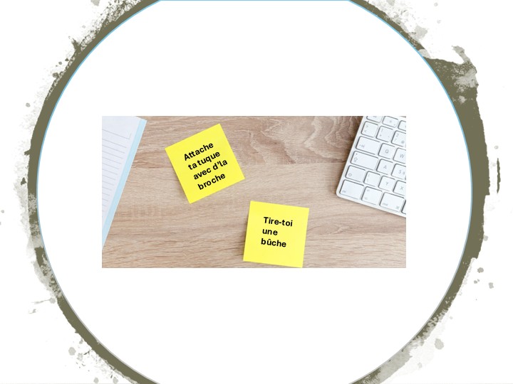 Petits matériels de bureau ( deux post-it jaunes, agenda et clavier d'ordinateur) placé à plat sur une table en bois. Sur les post-it, on lit respectivement: «Attache ta tuque avec d'la broche» et «Tire-toi une bûche»