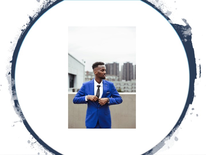 Un homme vêtu d'un costume bleu qui tourne la tête vers sa gauche.