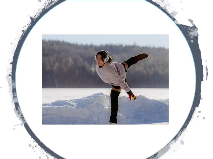 Une jeune femme habillée chaudement, qui sourit en patinant sur la neige.