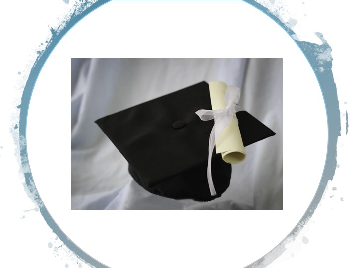 Mortier noir au-dessus duquel est posé un diplôme scellé