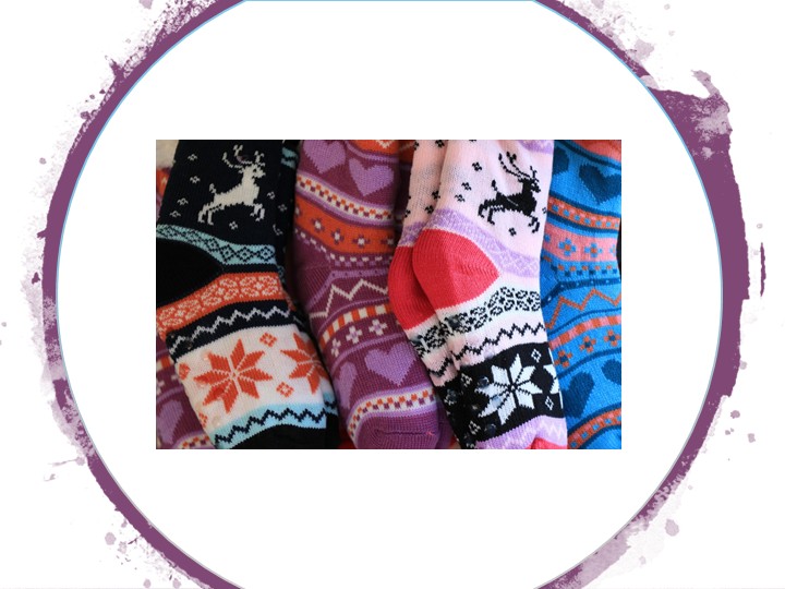 Quatre chaussettes colorées d'hiver placées les unes à côté des autres